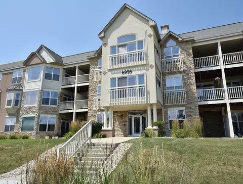 6995 S Riverwood #S-209, Franklin, WI 53132