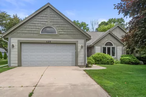 425 Glen Vw, Slinger, WI 53086