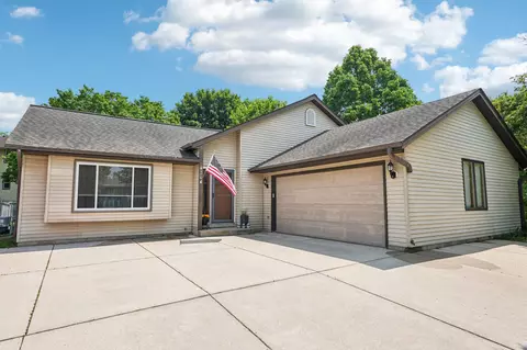 434 Glen Vw, Slinger, WI 53086