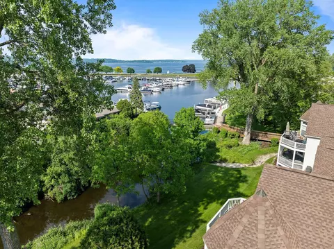 102 Abbey Rdg #102, Fontana, WI 53125