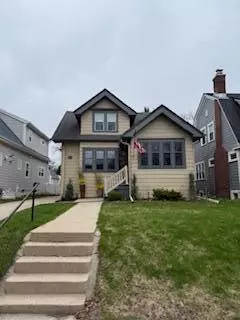 1901 E Lake Blf, Shorewood, WI 53211