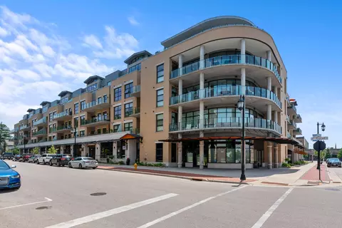 215 E Pleasant #208, Oconomowoc, WI 53066