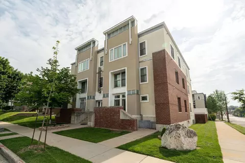 2904 N Cambridge #302, Milwaukee, WI 53211