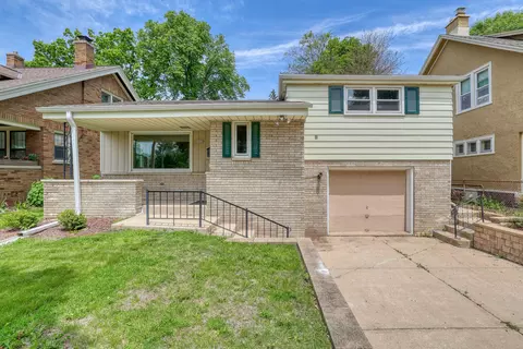 4828 W Wisconsin, Milwaukee, WI 53208