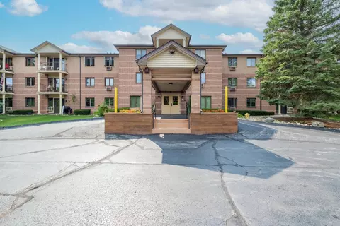 530 N Silverbrook #121, West Bend, WI 53090