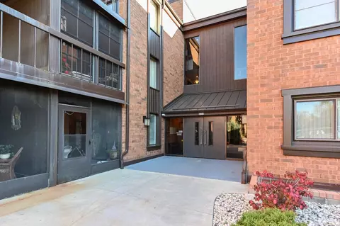 5200 S Tuckaway #110, Greenfield, WI 53221