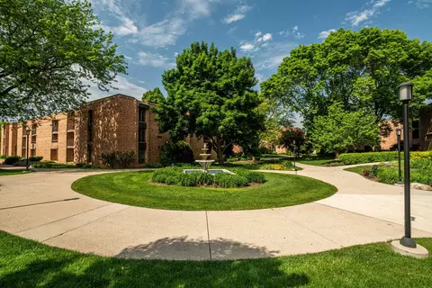 1906 E Shorewood #250, Shorewood, WI 53211