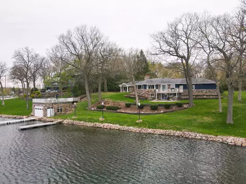 900 Hawks Holw, Delafield, WI 53018