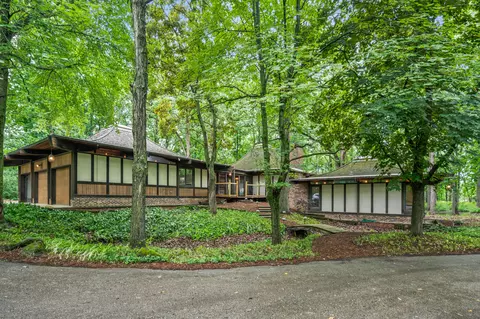 8500 N N Riv, River Hills, WI 53217
