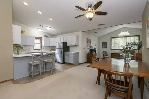 3910 S 92nd #3910, Greenfield, WI 53228