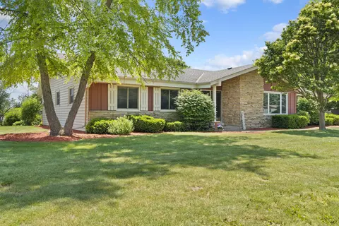 s42w27289 Oak Grv, Waukesha, WI 53189