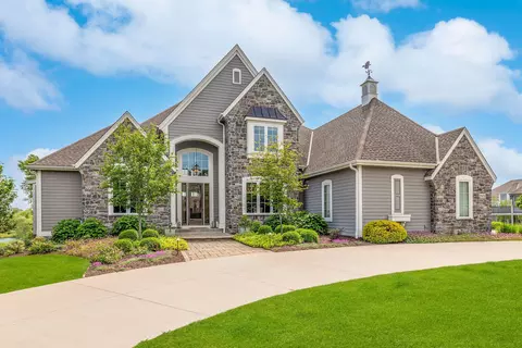 7175 W Oakview, Mequon, WI 53092