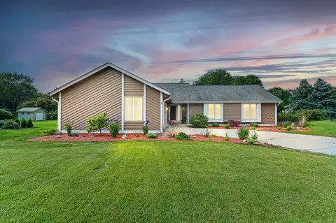 5261 Robinwood, Hales Corners, WI 53130