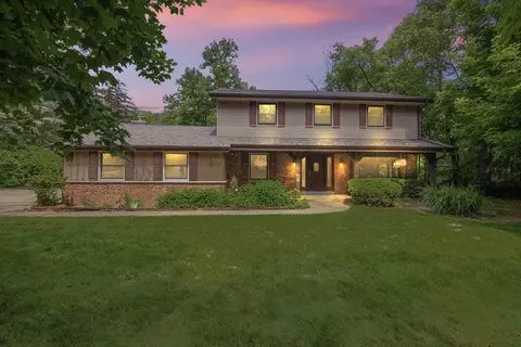 w245s6795 Maple Hl, Waukesha, WI 53189