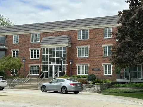 13335 Watertown Plank #318, Elm Grove, WI 53122