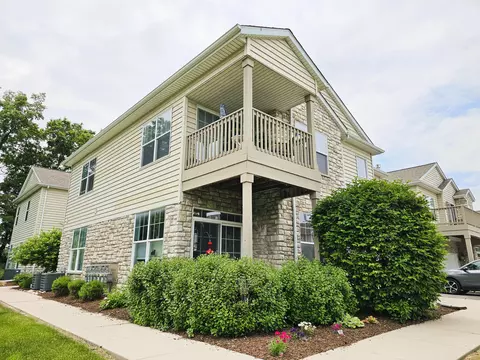 n16w26401 Meadowgrass #B, Pewaukee, WI 53072