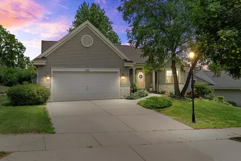 1027 Fieldridge, Waukesha, WI 53188