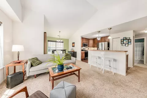 n16w26420 Meadowgrass #B, Pewaukee, WI 53072