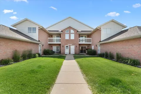 w241n2581 E Parkway Mdw #2, Pewaukee, WI 53072
