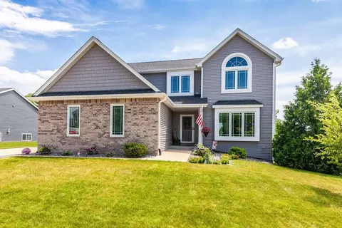 833 Goldenview, Oconomowoc, WI 53066