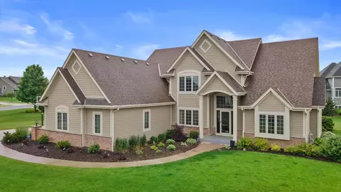 w185n4947 Emerald Hls, Menomonee Falls, WI 53051