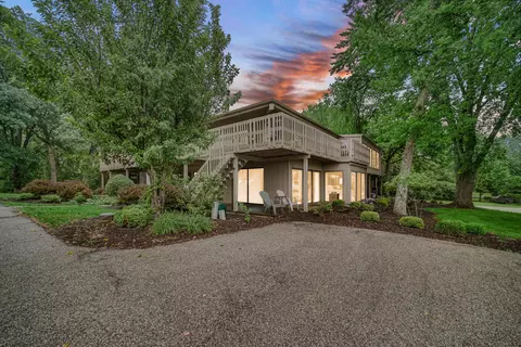 702 Country Clb #B, Fontana, WI 53125