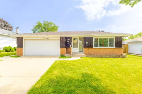 1527 W Goldcrest, Milwaukee, WI 53221