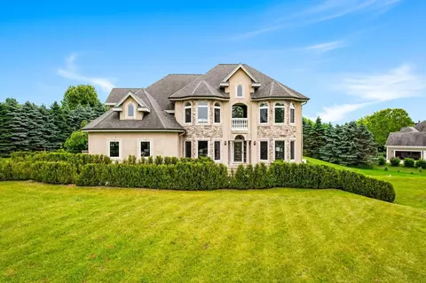 1626 Fox Holw, Cedarburg, WI 53012