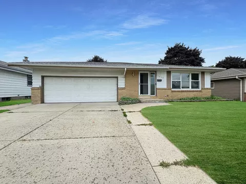1435 W Goldcrest, Milwaukee, WI 53221