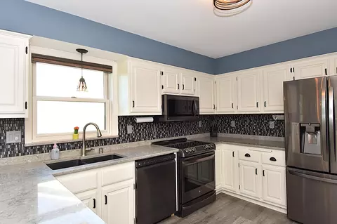 1232 Sunnyridge, Pewaukee, WI 53072