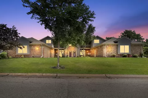 210 W Oak Leaf #2, Oak Creek, WI 53154