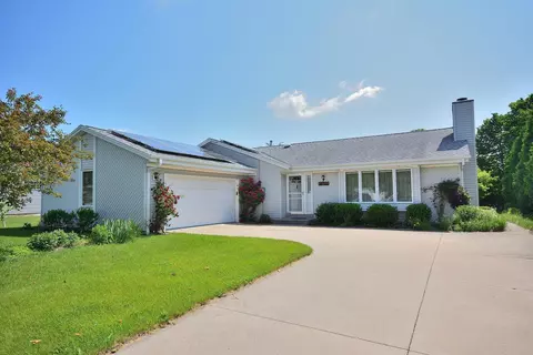 8220 S Wildwood, Oak Creek, WI 53154