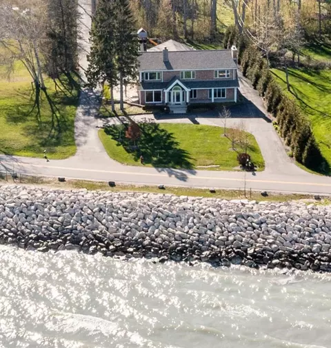 7515 N N Bch, Fox Point, WI 53217