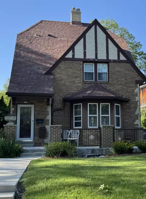 638 E Lake Vw, Whitefish Bay, WI 53217
