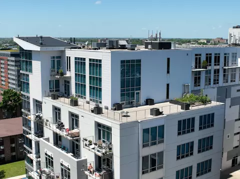 601 E Ogden #906, Milwaukee, WI 53202