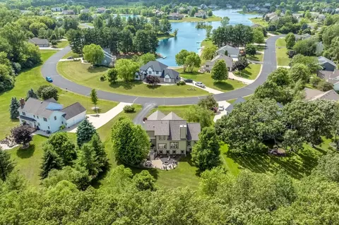 440 E Red Pne, Dousman, WI 53118