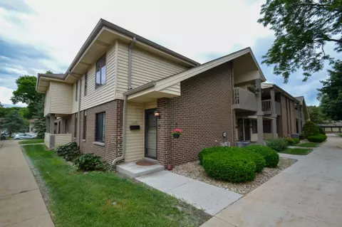 1647 S Carriage #13, New Berlin, WI 53151