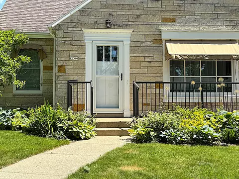 2744 Lefeber, Wauwatosa, WI 53210