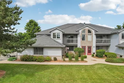 827 Quinlan #E, Pewaukee, WI 53072