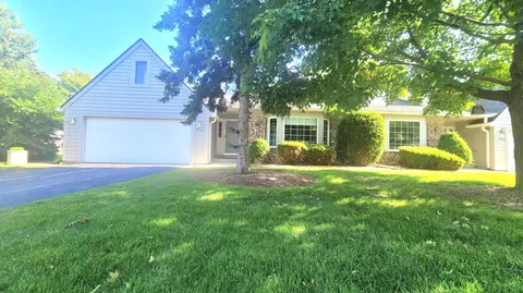 7711 W W Ter, Franklin, WI 53132
