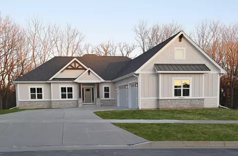w252n5592 Crescent Hl, Sussex, WI 53089