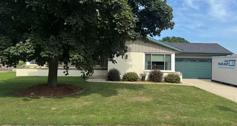 1221 Christopher, Oconomowoc, WI 53066