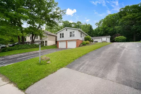 2560 Pebble Vly, Waukesha, WI 53188