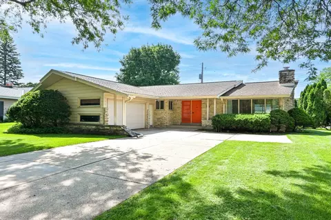 548 E Fox Dl, Fox Point, WI 53217
