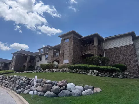 3053 W Drexel #103, Franklin, WI 53132