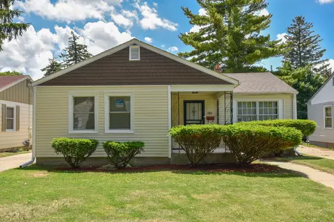 1913 W Eggert, Milwaukee, WI 53209