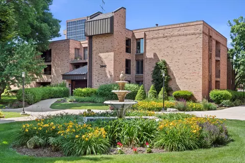 3942 N Oakland #336, Shorewood, WI 53211
