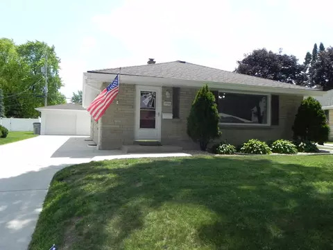 1711 W Plainfield, Milwaukee, WI 53221