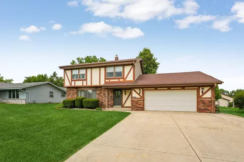15170 W Kingsway, New Berlin, WI 53151