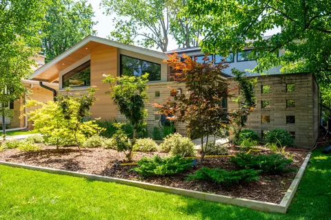 10201 W Park Rdg, Wauwatosa, WI 53222